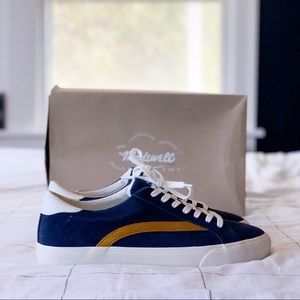 Madewell Men’s sidewalk low-top sneakers in suede. Color: dark nightfall